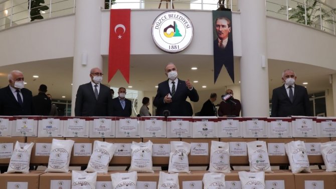 Düzce Belediyesi sanayicileri 41 bin maske dağıttı