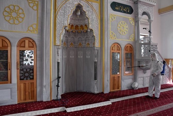 Büyükşehir ibadete açılan camileri ve mescitleri dezenfekte etti