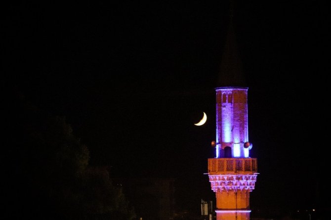 Karaman’da minare ile hilalin buluşması mest etti