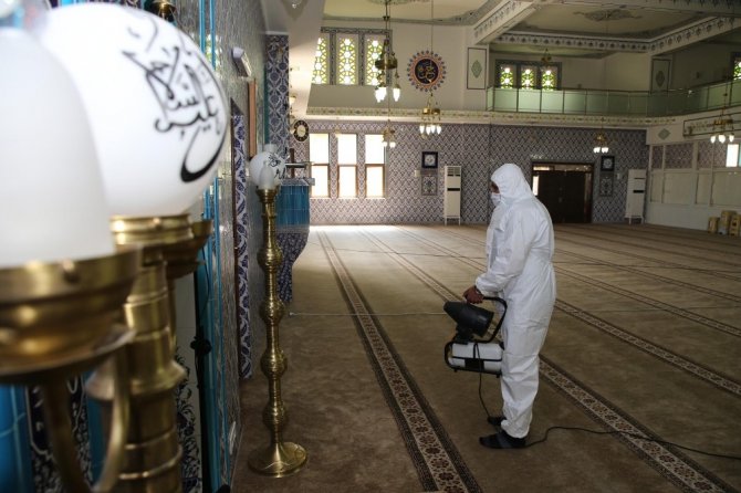 Gölbaşı’da camiler dezenfekte edildi