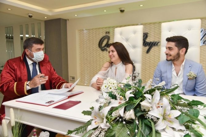 Başkan Şenlikoğlu, normalleşme sürecinin başlamasıyla ilk nikahını kıydı