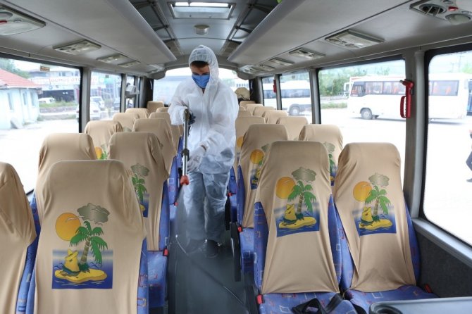 Bolu Belediyesi, personel taşıyan 350 servisi dezenfekte etti