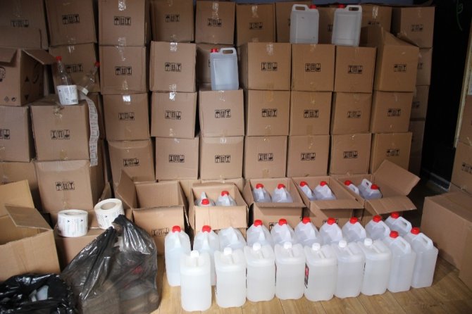İzmir’de iki ayrı depoya baskın: Yaklaşık 8 ton sahte etil alkol ele geçirildi