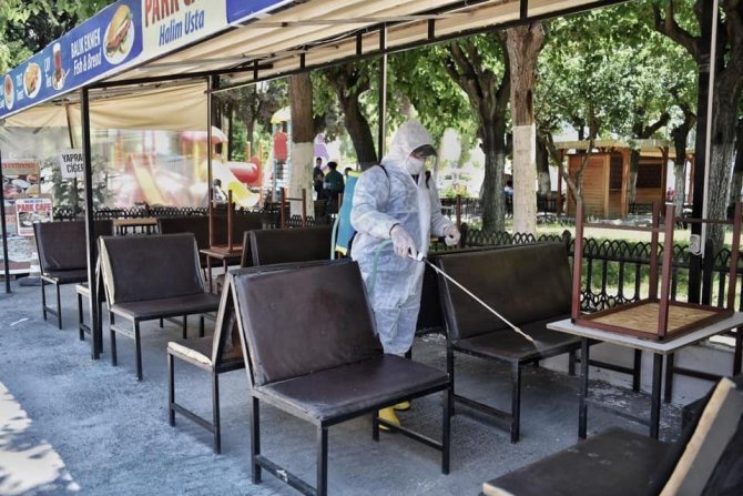 Kuşadası Belediyesi açılacak işyerlerini dezenfekte ediyor