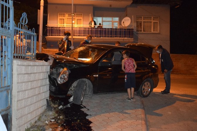 Polisin "dur" ihtarına uymadı kaza yaptı: 1 yaralı