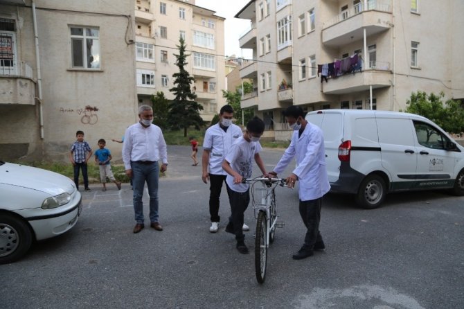 Hastanede Belediye Başkanının Bayramını kutladı, Bisiklet Hediyesi aldı