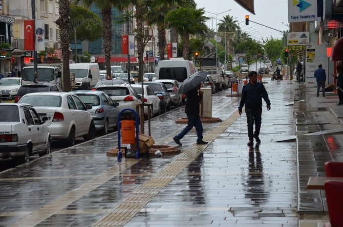 Didim’de plajlar yağış nedeniyle yine boş kaldı