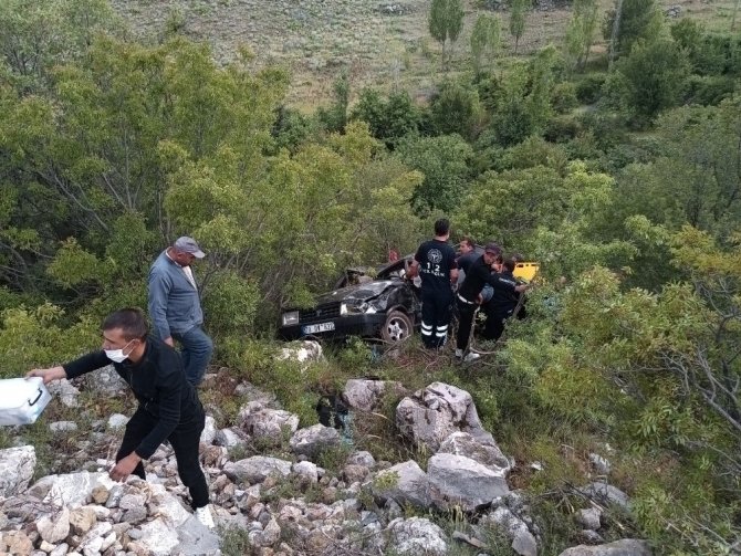 Karaman’da otomobil uçuruma yuvarlandı: 3 yaralı