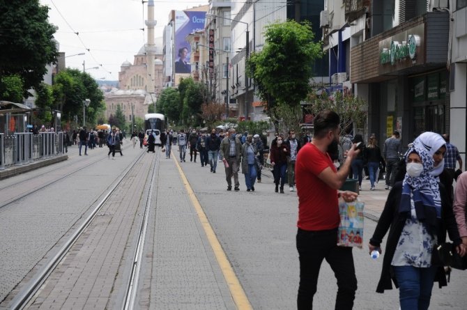 Yeni normalin ilk gününde Eskişehir sokakları daha da dolmaya başladı