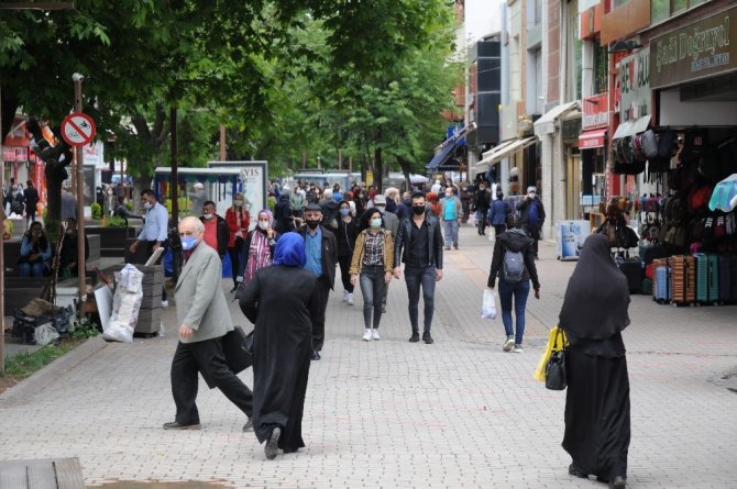 Yeni normalin ilk gününde Eskişehir sokakları daha da dolmaya başladı