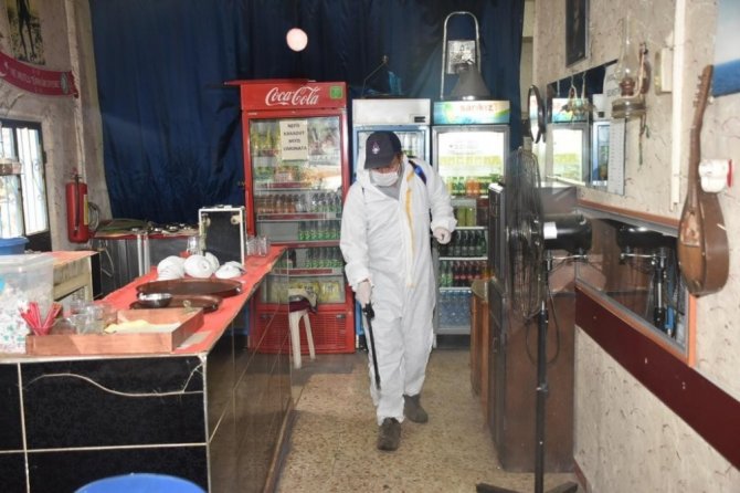 Şehzadeler Belediyesi kahvehaneleri dezenfekte ediyor