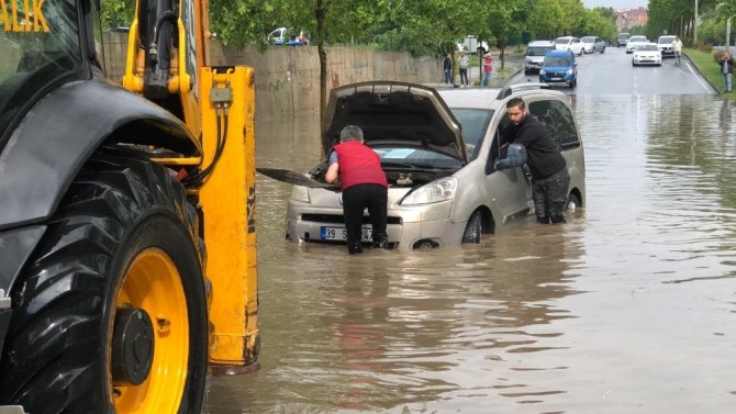 Tekirdağ’da şiddetli yağış araçlar suya gömüldü