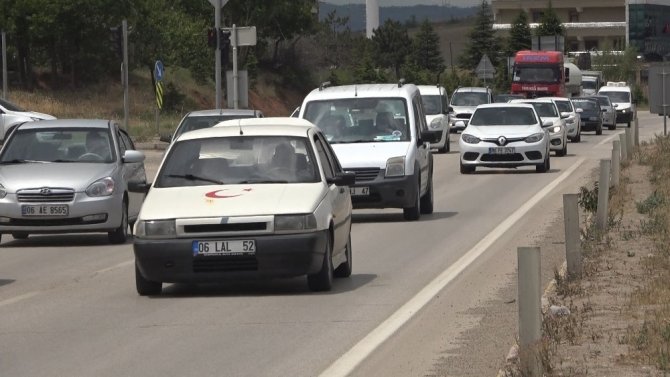 Kısıtlama kaldırıldı, sürücüler yollara akın etti: ’kilit kavşak’ta trafik yoğunluğu
