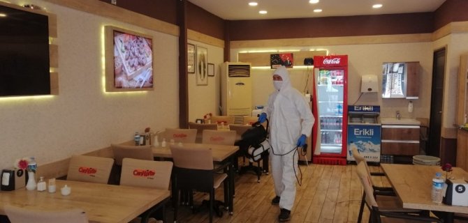 Akhisar Belediyesi, yeniden açılan işyerlerini dezenfekte ediyor