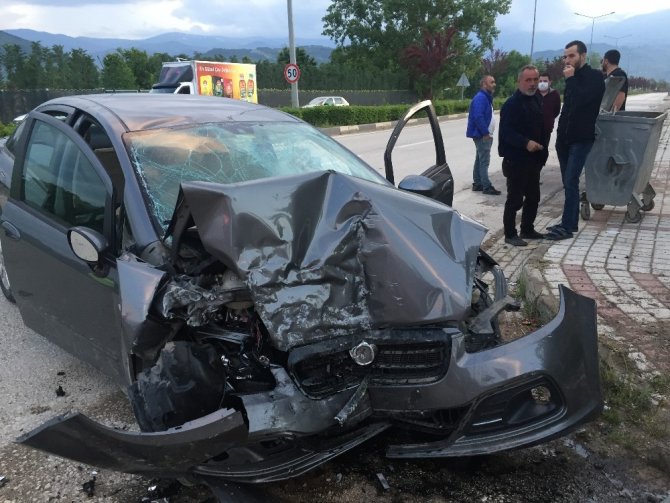 Bursa’da kontrolden çıkan otomobil duvara çarptı: 3 yaralı