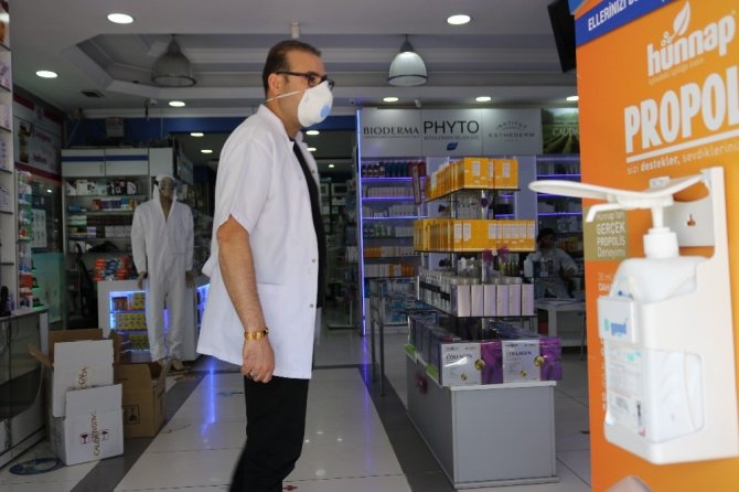 Diyarbakır’da eczacılar 3 milyondan fazla maske dağıttı