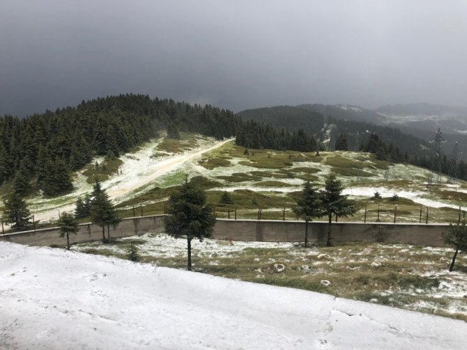 Haziran ayında Ilgaz Dağı’na kar yağdı