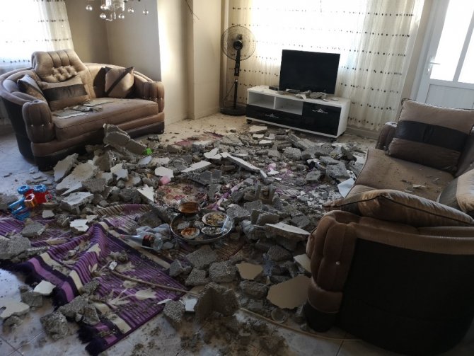 Mersin’de 2 katlı evin salonunun tavanı çöktü