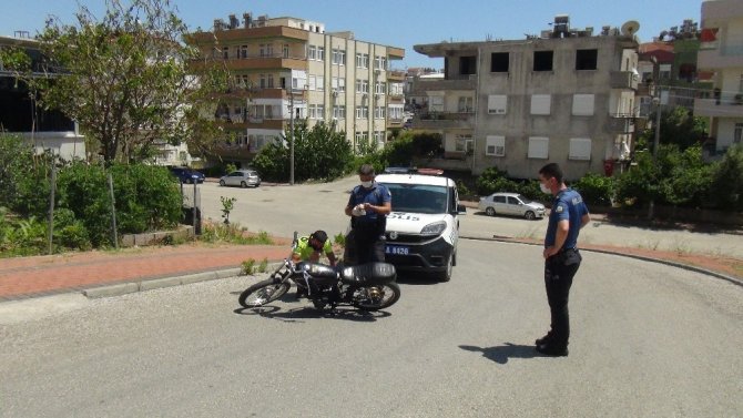 Karşılarında polisi gören 2 genç motosikleti bırakıp kaçtı