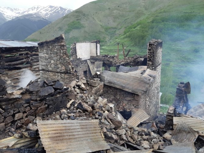 Artvin’in Yusufeli ilçesi Yaylalar köyündeki yangının boyutu gün ağarınca ortaya çıktı