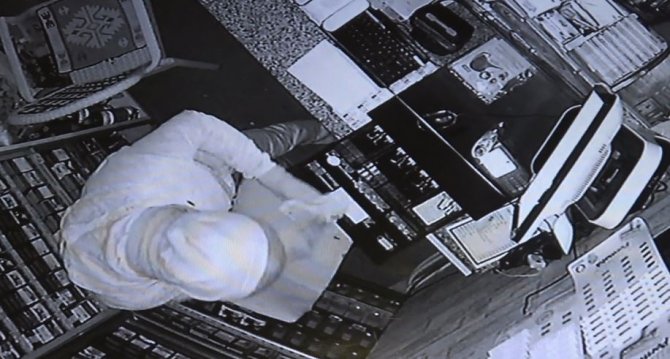 Bolu’da market hırsızlığı anbean güvenlik kamerasına yansıdı