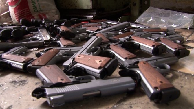Silah imalathanesine baskın: Kuru sıkıdan dönüştürülen 60 tabanca ele geçirildi