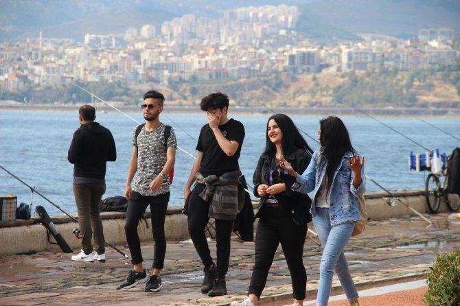 İzmir’de 18 yaş altındakiler dışarıda olmanın keyfini çıkardı