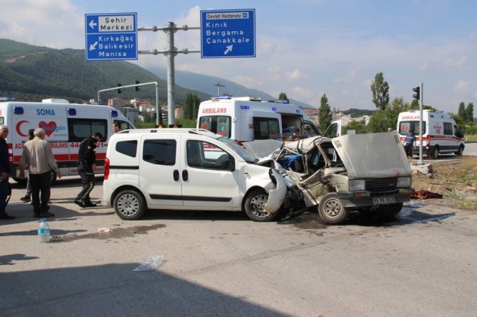 Manisa’da trafik kazası: 3 ağır yaralı