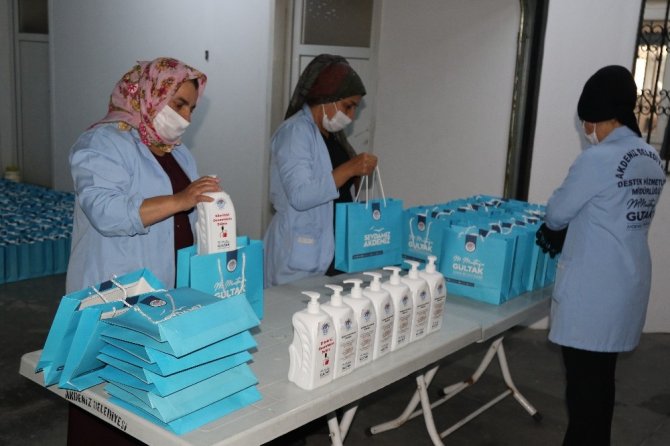 Akdeniz Belediyesinden Berberler ve Kuaförler Odasına dezenfektan desteği