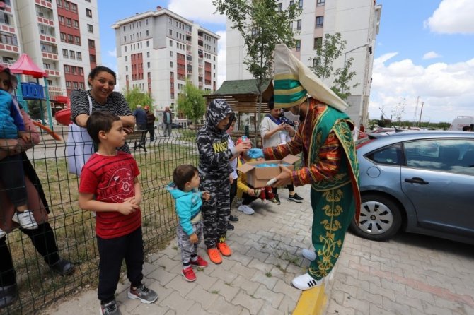 Çocukları parklarda Nasreddin Hoca, Hacivat ve Karagöz karşıladı