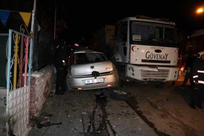 Başkent’te otomobil park halindeki kamyona çarptı: 1 yaralı