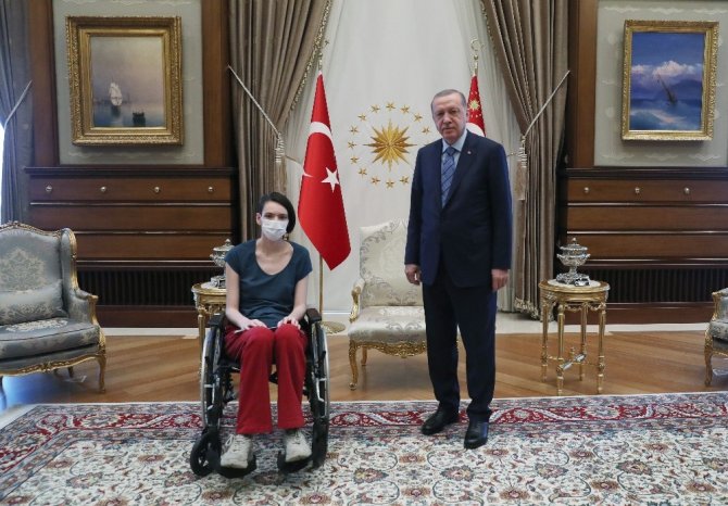 Cumhurbaşkanı Erdoğan, milli voleybolcu Meltem Çetin’i kabul etti