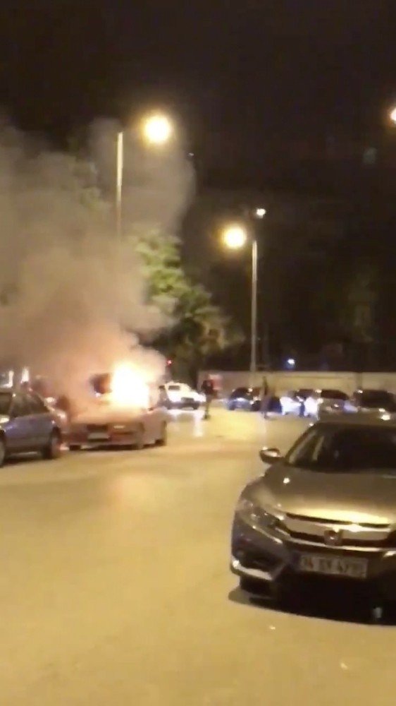 Kadıköy’de park halindeki spor otomobil alev alev yandı