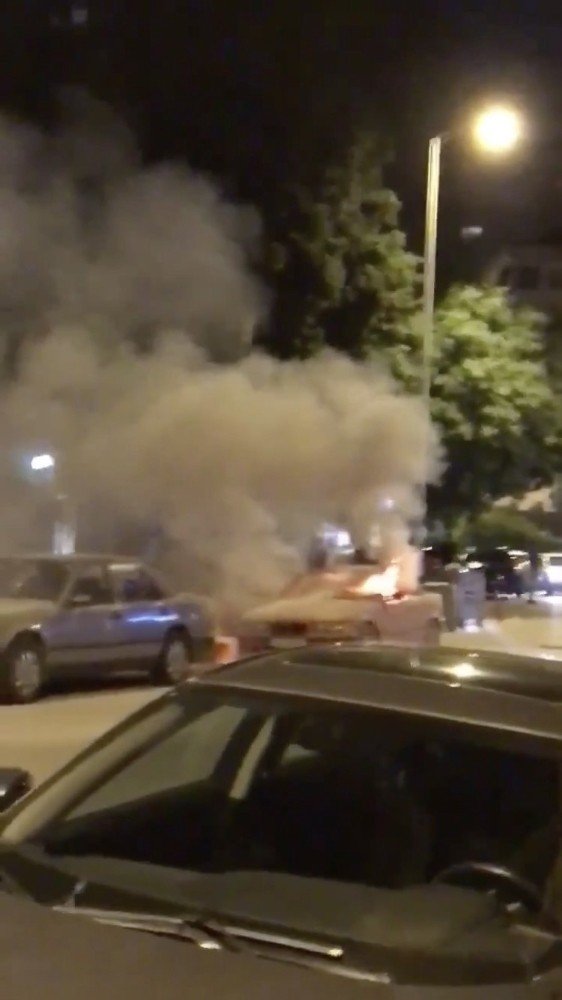Kadıköy’de park halindeki spor otomobil alev alev yandı