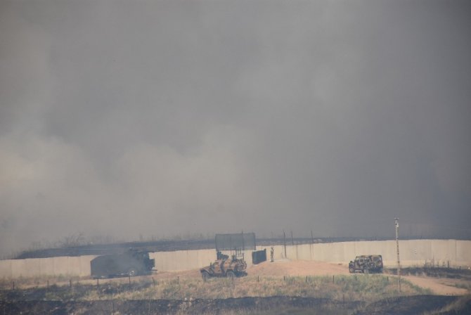 Suriye sınırındaki yangına TOMA ve itfaiye müdahale etti