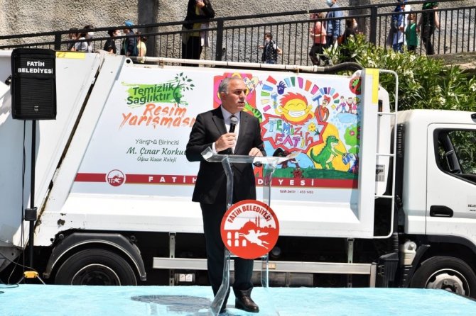 Fatih’te çocukların ödüllü resimleri belediyenin çöp kamyonlarını renklendirdi