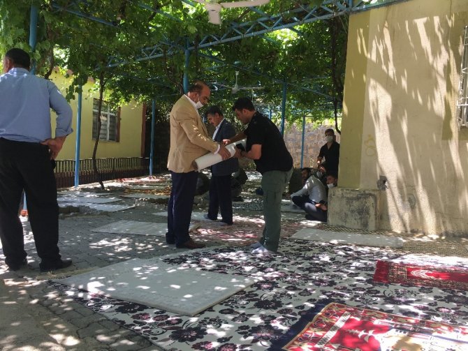 Hilal Belediye Başkanı, cuma namazının kılınması için evinin kamelyasını tahsis etti