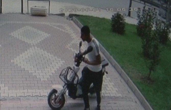 Güpegündüz elektrikli motosiklet hırsızlığı kamerada