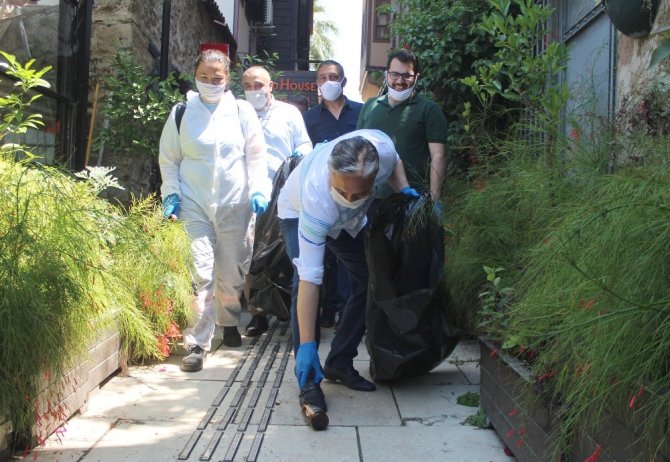Tarihi Kaleiçi’nde çöpler tek tek toplanıp sokaklar dezenfekte edildi