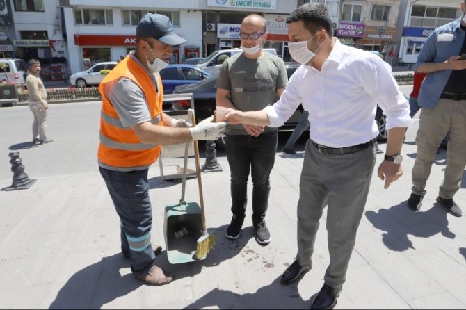 Nevşehir Belediye Başkanı Arı, vatandaşlara şerbet ikram etti