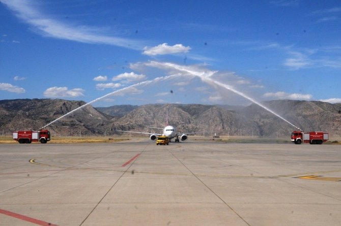 Salgın sonrası Şırnak’a inen ilk uçak su takıyla karşılandı