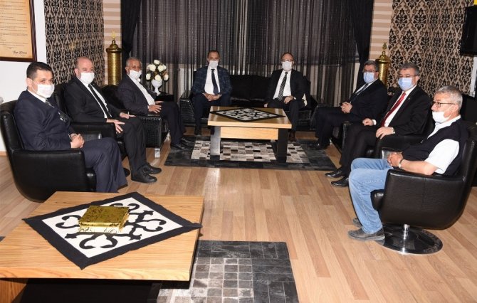 AK Parti milletvekilleri Afyonklarahisar Belediyesini ziyaret etti