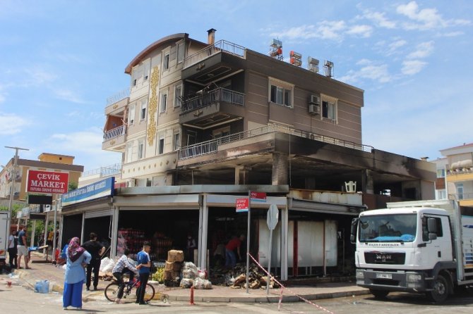 Antalya’da yaklaşık 5 milyonluk market yangını