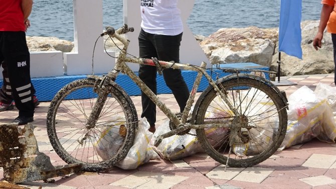 Belediye başkanı denize dalıp çöp topladı