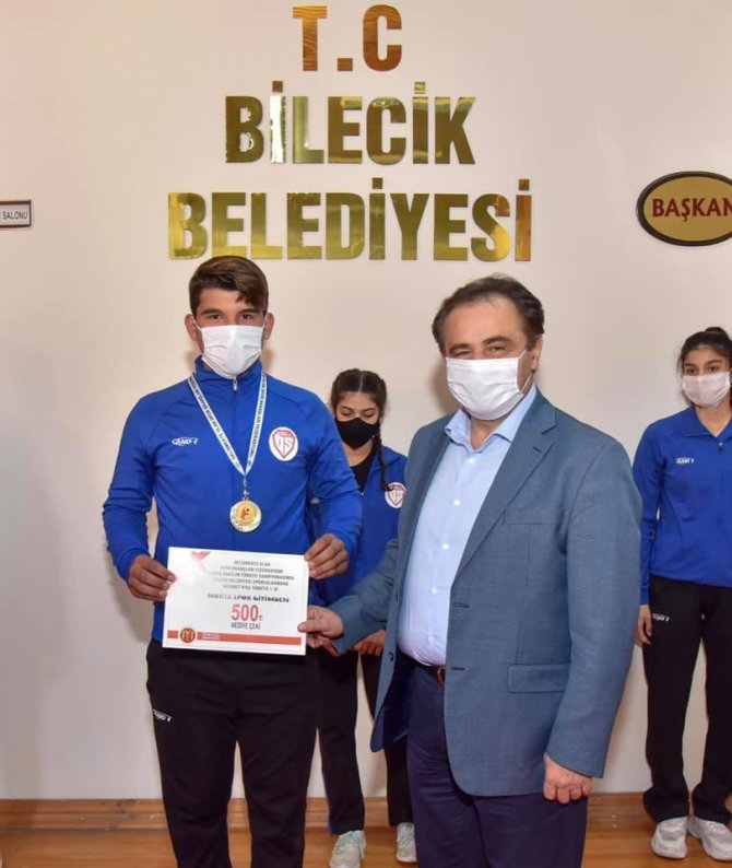 Belediye Başkanı Şahin’den sporculara 500 TL’lik hediye çeki