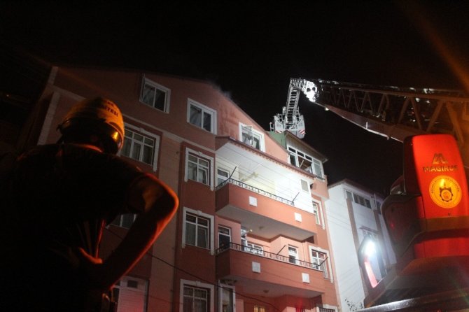 5 katlı binanın çatısında çıkan yangın korkuttu