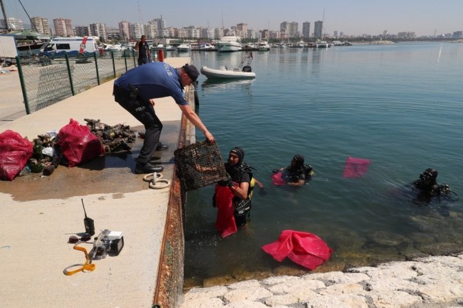 Mersin’de dalgıç polisler sualtı dip temizliği yaptı