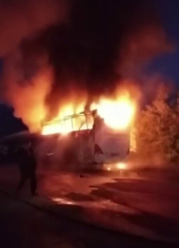 Park halindeki yolcu otobüsü alev alev yandı
