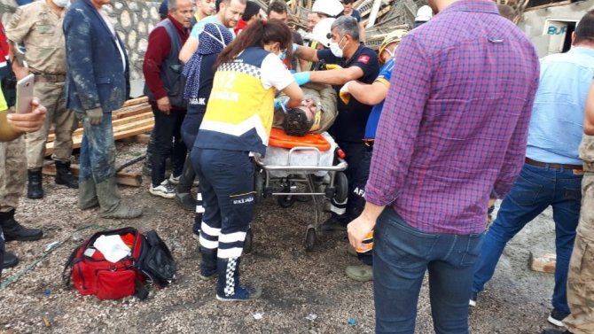 Amasya’nın Suluova ilçesinde bir fabrika inşaatında beton dökümü sırasında göçük meydana geldi. Göçük altında kalan 4 işçi yaralı olarak kurtarılarak hastaneye kaldırıldı.