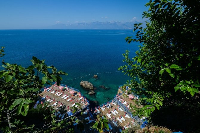 Antalya’nın mavi bayraklı falez plajları pandemi kurallarıyla açıldı